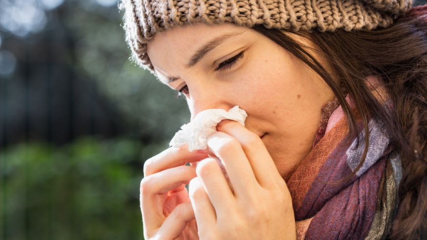 Jos nenäverenvuoto häiritsee usein esimerkiksi vilustumisen aikana, voi olla hyvä pitää verenvuodon pysäyttävää vanua helposti saatavilla. Kuva: Shutterstock